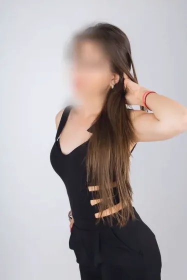 Bouchra, 28