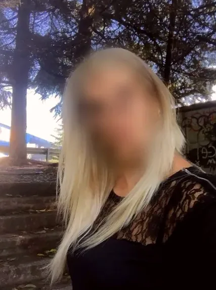 Esmee, 32