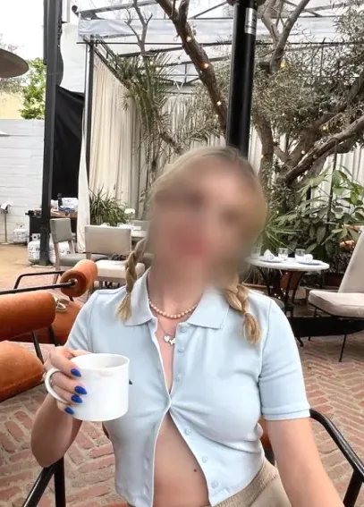 Julia, 27