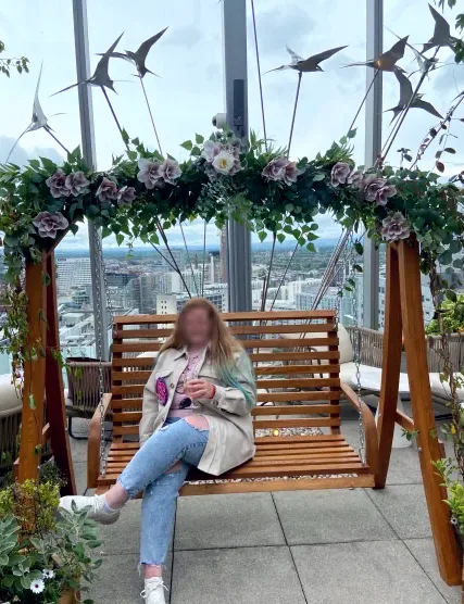 Suzanne, 25